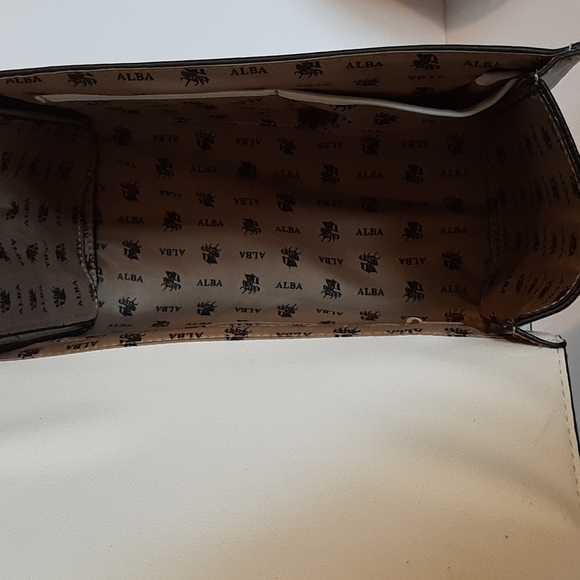ALBA  Handbag.   SMOKE FREE HOME - Picture 3 of 6